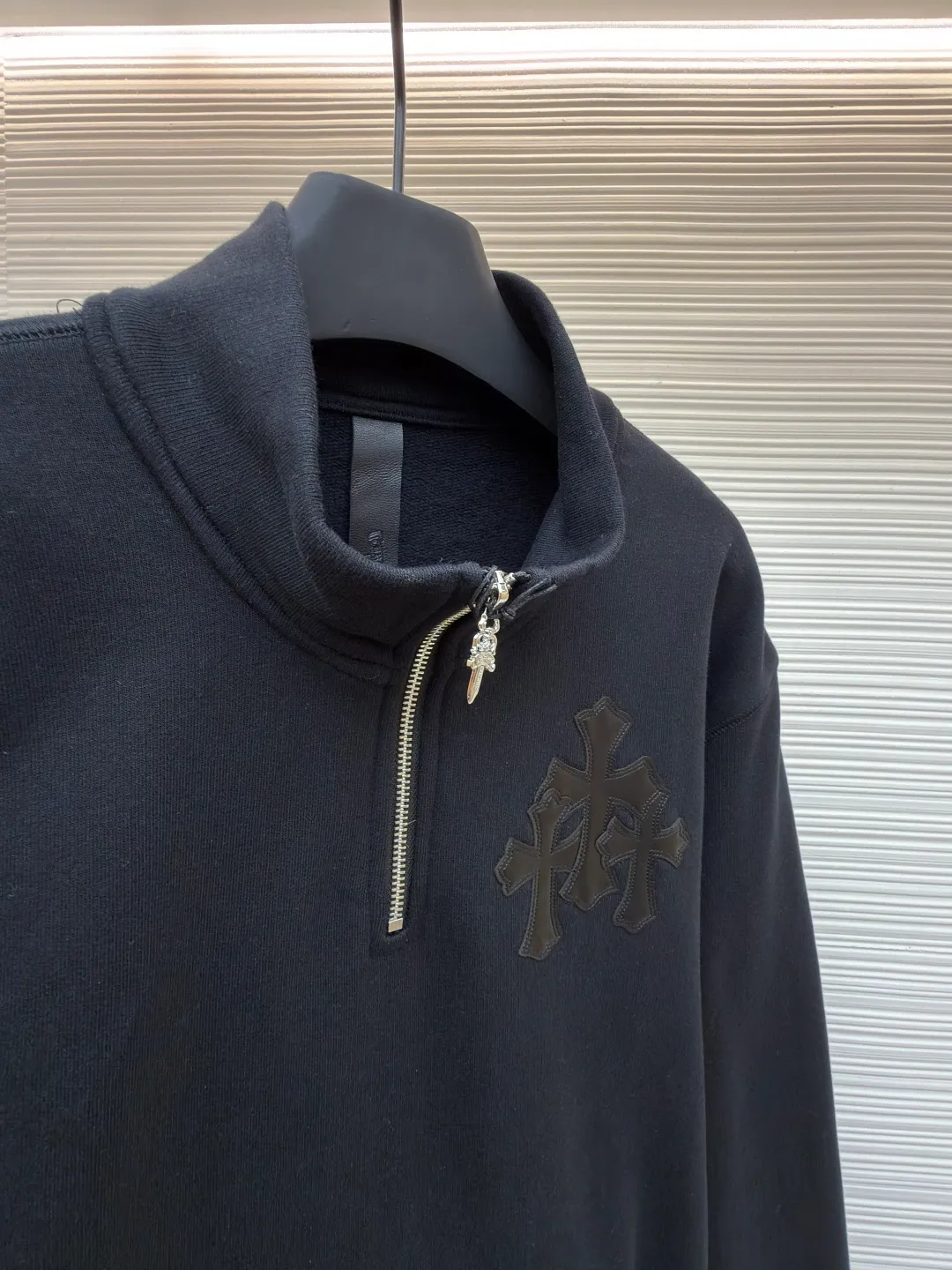 Chrome Hearts leather cross half-zip sweatshirt ●Original version: purchased and developed in 20999 ●Item number: 16802137-A75 ●Material: cotton fabric ●Technology: leather production ●Color: black ●Version: fitted version ●Weight: about 920 grams ●Size: S-M-L-XL ●Description: Made of high-weight pure cotton terry fabric, pre-shrunk to ensure wearing stability, three-dimensional leather cross labeling The half-zip neckline is equipped with a dagger-shaped zipper pull, combined with a curved hem and a kangaroo pocket. The overall wiring is straight and delicate, the fabric is comfortable and soft, and the color is consistent without color difference. It can be matched with the same style to create a fashionable look and control various occasions. Customized accessories, complete with three standards, same style for men and women!